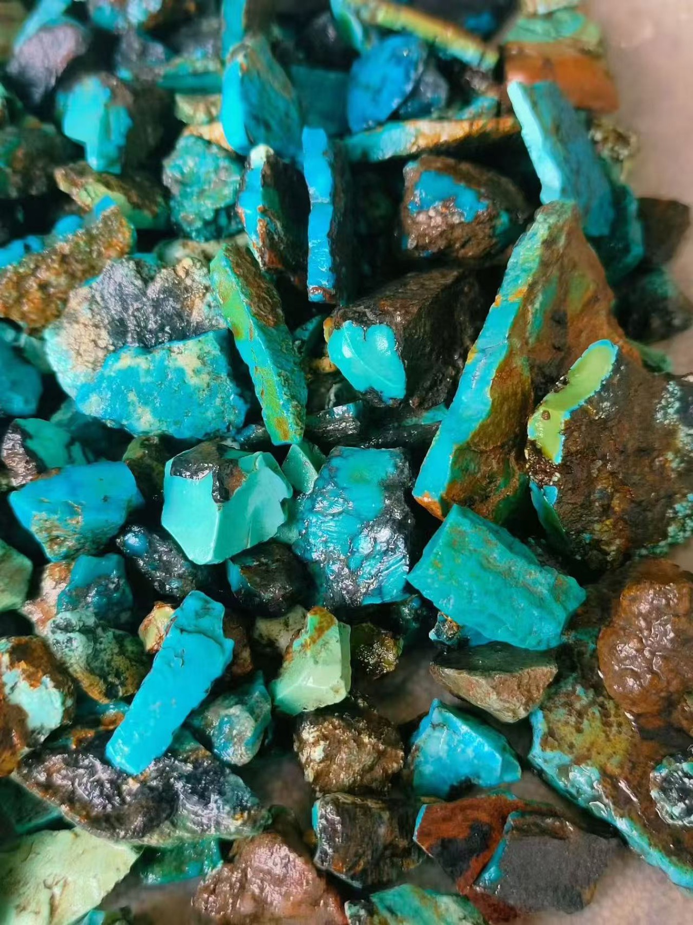 Zhushan turquoise-bearing rough material